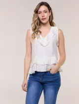 Blusa blanca sin mangas confeccionada en tejido de satén con suave textura arrugada y caída fluida. Cuenta con escote en V con volante en el cuello y ruedo estilo peplum con doble capa de volados superpuestos.