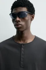 Camiseta de manga larga con cuello redondo y cierre frontal de botonadura tipo henley. Confeccionada en tejido de algodón y seda, con un corte relajado.