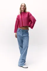 Sweater tejido de punto a rayas texturizado con lurex, color verde y azul. Cuenta con un calce oversize, mangas tres cuartos y cuello bote.