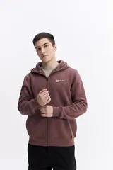 Campera de algodón con cierre frontal, capucha ajustable con cordones y bolsillos laterales. Presenta un diseño liso en color bordó con estampa pequeña en el pecho y gráfica en la espalda.