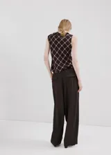 Pantalón marrón de corte recto y tiro medio, confeccionado en mezcla de lyocell y viscosa. Cuenta con bolsillos laterales y bolsillos traseros con solapa.