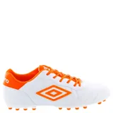 Championes de fútbol 11 Umbro modelo Touch AT, color negro con detalles en naranja vibrante. Presentan el logo de la marca en el lateral y una suela con tapones diseñada para césped natural.