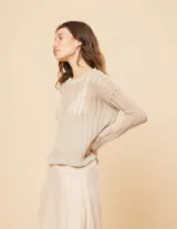 Sweater blanco de algodón con escote redondo, manga larga y calado en punto desagujado.