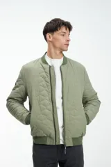 Campera bomber negra con diseño acolchado en forma de rombos y cierre frontal.