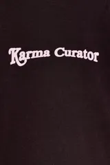 Camiseta slim fit color gris oscuro, con cuello redondo y manga sisa caída. Presenta un texto blanco en el delantero que dice "Main character Role".