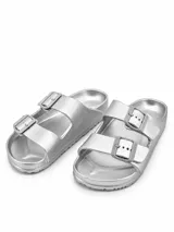 Sandalias de dos tiras negras con hebillas ajustables, plantilla anatómica y diseño ergonómico.