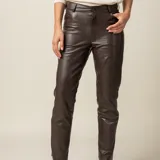 Pantalón de cuero ovino italiano color crema, de corte recto con tajos laterales en el ruedo.