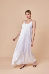 Vestido largo blanco de satén y viscosa, con breteles finos regulables y escote en V.