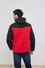 Campera capitoneada con capucha, con cambio de color tipo colorblock en verde militar y negro.