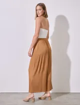 Pantalón fluido color marrón, marca Cupio, con pretina elastizada en punto smock y largo de pierna plisado.