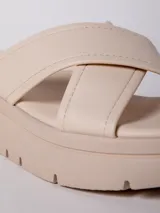 Sandalias negras con plataforma de 3 cm y tiras anchas cruzadas.