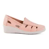 Zapato casual Korium Confort Rhonda color rosa con capellada calada y plataforma baja.