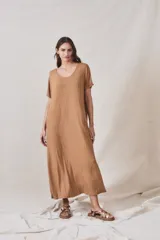 Vestido maxi color camel de viscosa y elastano, con cuello redondo, mangas cortas y cinturón fino.