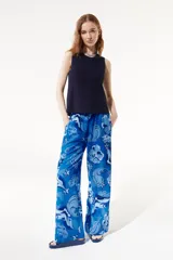Musculosa azul marino tejida en punto acanalado de cuello a la base y calce recto.