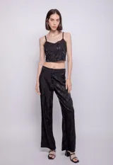 Pantalón palazzo negro con estampado abstracto a tono, de tela fluida, con botón y cierre de plástico.