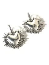 Par de aros colgantes plateados con forma de corazón rodeado de púas.