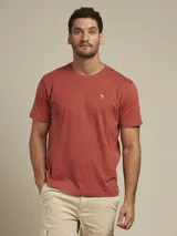 Remera color ladrillo de algodón con cuello redondo y logo bordado en blanco en el pecho.