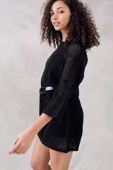 Minivestido negro de calados con mangas 3/4 y cinturón con hebilla metálica.