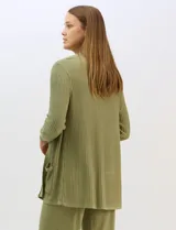 Cardigan abierto de tejido acanalado, con bolsillos frontales y mangas largas de corte entallado con puños de rib.