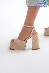 Sandalias color beige con textura símil piel de cocodrilo, plataforma y taco cuadrado alto.