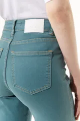 Jean de tiro medio-alto con silueta levemente acampanada desde la rodilla. Confeccionado en denim, presenta un diseño con costuras visibles y ruedo desflecado.
