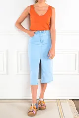 Musculosa de algodón color fucsia, con escote redondo y corte ajustado al cuerpo.