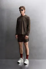 Camiseta deportiva de manga larga Zara Athleticz en colaboración con Ridar, color marrón, con tejido ligero perforado de secado rápido, cuello redondo y detalles de logos estampados.