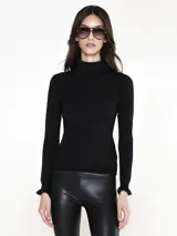 Sweater negro de cuello alto con detalle de piel sintética en cuello y puños.