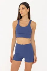 Top deportivo azul con tirantes anchos y sujeción media.