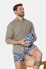 Short de baño clásico con estampado de flores blancas sobre fondo azul marino, cintura elástica con cordón ajustable, dos bolsillos laterales y suspensor de malla fina.