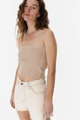 Top strapless color beige de tejido acanalado.