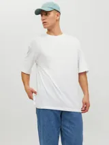 Camiseta blanca de manga corta y cuello redondo, corte holgado.