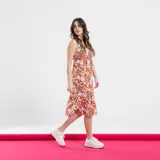 Vestido midi color ladrillo con estampado de flores blancas, de corte suelto y sin mangas.