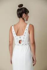Vestido largo blanco de jersey, corte princesa con escote en V y bordado de perlas, canutillos y piedras.