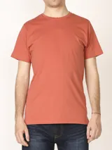 Remera básica de manga corta y cuello redondo color gris oscuro, con calce clásico y sutil bordado al tono en el borde inferior.