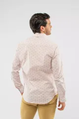 Camisa de manga larga Brooksfield con corte slim, color azul marino y estampado de pequeñas hojas y puntos. Presenta cierre frontal con botones y logo bordado en el pecho.