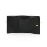Billetera compacta Marc Jacobs de cuero negro con cierre de botón a presión y logo grabado en el frente.