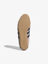 Zapatillas Adidas Tokyo color rosa con las tres tiras laterales en azul marino.