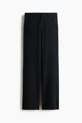 Pantalón amplio de sarga de algodón negro, con perneras rectas, bolsillos delanteros de parche y cierre frontal con botón.