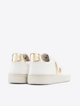 Zapatillas Veja V-10 de cuero blanco con logo lateral en dorado y refuerzo trasero dorado.