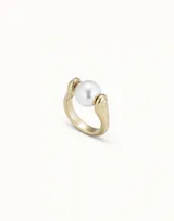 Anillo dorado con una perla blanca en el centro.