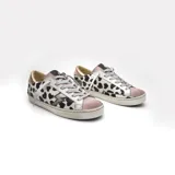 Zapatillas bajas de cuero vacuno con estampado animal print, apliques de cuero metalizado y gamuza rosa, suela de caucho y plantilla acolchada.