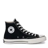 Championes Converse Chuck 70 de caña alta, color negro con detalles en blanco. Confeccionados en lona de algodón y suela de goma.