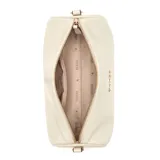 Cartera tipo bowling Guess modelo Kassie, color off-white, con cierre superior, logo metálico dorado en el frente y correa ajustable.