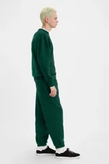 Pantalon de jogging Levi's color verde oscuro, confeccionado en mezcla de algodón y poliéster, con cintura elastizada con cordón ajustable y puños en los tobillos. Cuenta con el logo de la marca bordado en blanco en la parte superior izquierda.