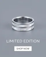 Anillo de acero quirúrgico con incrustaciones de nácar blanco, de diseño ancho y líneas intercaladas.
