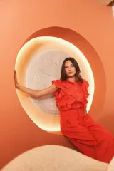 Pantalón tipo babucha de lino color rojo, con pinzas centrales, bolsillos ocultos y ajuste en el tobillo.