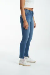 Pantalón de jean azul de tiro alto, corte ajustado y largo al tobillo.