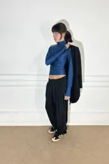 Polera azul petróleo de lycra, manga larga y cuello alto.