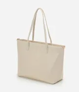 Cartera tipo shopper grande de Satinato, confeccionada en poliuretano con textura efecto crocco en color bordó. Cuenta con doble asa fija, correa larga desmontable con herrajes dorados y cierre superior por cremallera.